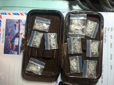 11 gói ma túy đá mà hai đối tượng mang đi tiêu thụ bị bắt.