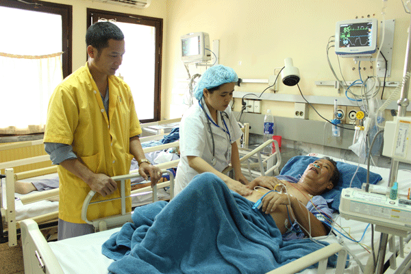 
Hai vợ chồng bệnh nhân M đang được điều trị tích cực tại Bệnh viện Việt Nam-Thụy Điển Uông Bí.

Ảnh(Bệnh viện cung cấp)

 
