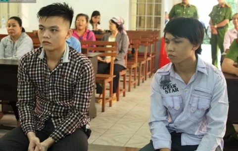 
Bị cáo Tuấn (trái) và bị cáo Tân (phải) tại phiên tòa. Ảnh: TTT

