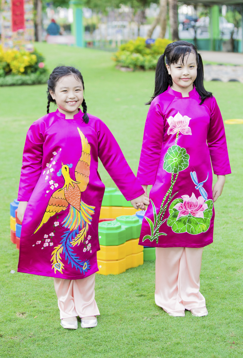 Suli và Suti cùng diện áo dài hồng cánh sen với những hoạ tiết đậm nét Á Đông.