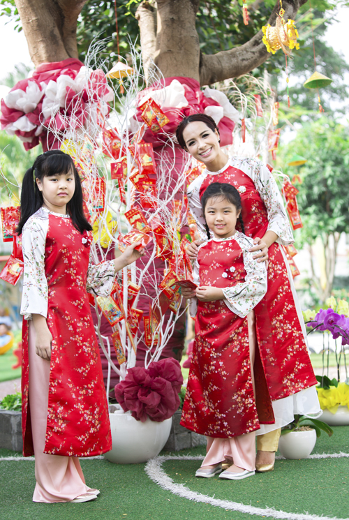 Thuý Hạnh và hai cô con gái cùng khoe sắc với ái dài gấm.