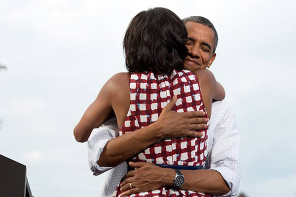 
Và cuối cùng khi đạt được kết quả thắng lợi lớn, Tổng thống Barack Obama chia sẻ dòng chữ Thêm 4 năm nữa trên Twitter, Facebook vào năm 2012. Ông chia sẻ niềm hạnh phúc tái đắc cử Tổng thống cùng vợ, bà Michelle Obama.
