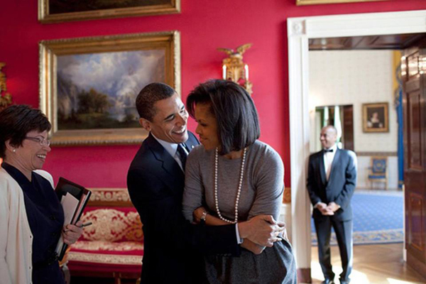 
Tháng 3/2009, ông Obama không ngại thể hiện tình cảm với vợ dù bên cạnh là cố vấn Valerie Jarrett.

