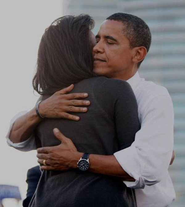 
Một cái ôm ấm áp của ông Obama được ghi lại trong chiến dịch vận động tranh cử của ông ở Miami, bang Florida tháng 10/2008. Ông không ngại ngần thể hiện tình yêu thương vợ trước đám đông.
