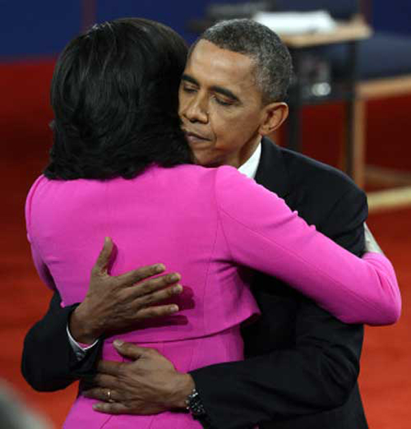 
Trong vòng tranh cử lần 2 năm 2012, đã có nhiều lúc ông Obama cảm thấy mệt mỏi và ông không ngại ôm vợ để nhận thêm nguồn sức mạnh tinh thần.
