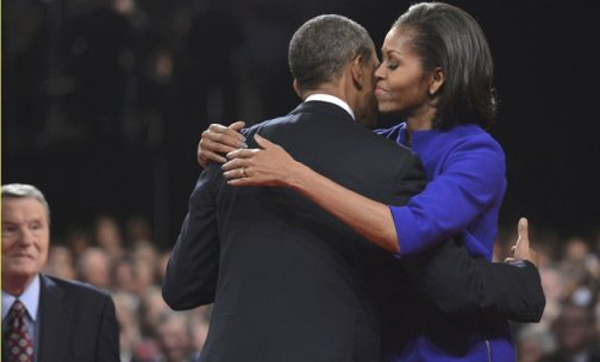 
Đây chính là hình ảnh được chụp trong cuộc “đấu khẩu” đầu tiên giữa 2 ứng viên tổng thống trong cuộc chạy đua vào Nhà Trắng 2012 diễn ra tại Đại học Denver ở bang Colorado vào tối 3/10 (giờ Hoa Kỳ) tức sáng 4/10 (giờ Việt Nam). Nội dung tranh luận tập trung vào kinh tế, thuế, y tế và vai trò của chính phủ. Ông Obama tiếp tục ôm vợ để nhận được sự động viện khích lệ tinh thần trong cuộc tranh cử lần thứ 2.
