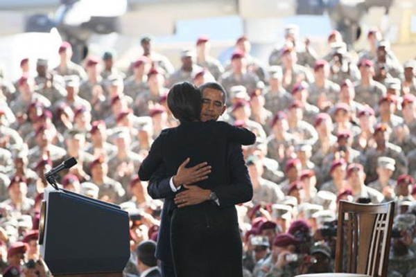 
Tổng thống Mỹ ôm vợ sau khi tuyên bố rút quân khỏi Iraq trong “thành công và kiêu hãnh”. Sự kiện diễn ra vào năm 2011.
