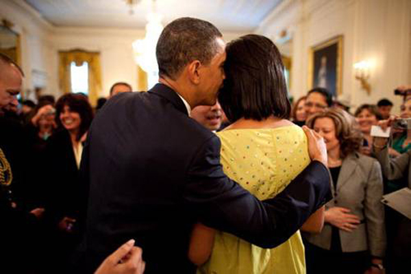 
Ông chủ Nhà Trắng ôm vợ âu yếm và thì thầm vào tai bà trong buổi lễ kỷ niệm ngày Cinco de Mayo tại Nhà Trắng tháng 5/2009.
