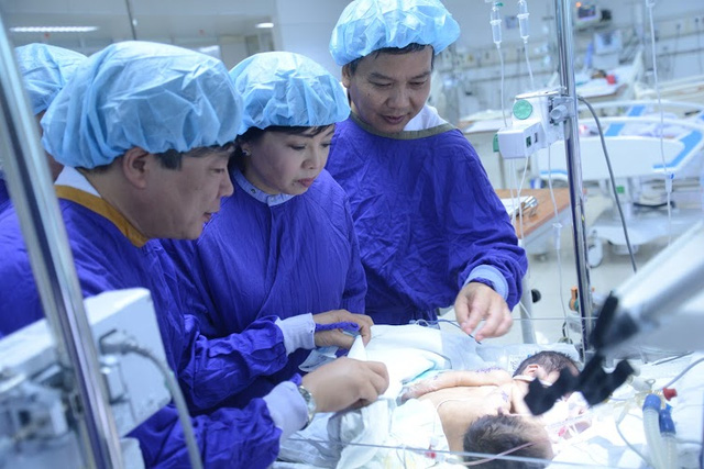 
Bộ trưởng Bộ Y tế Nguyễn Thị Kim Tiến thăm cặp song sinh dính liền ở Hà Giang khi còn điều trị tại Bệnh viện Việt Đức
