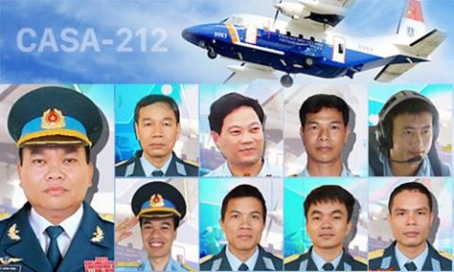 
9 thành viên phi hành đoàn máy bay Casa-212. Ảnh: BQP
