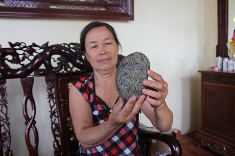Vật thể lạ đang được nghi là “cát lợn” tại gia đình bà Trần Thị Mai.