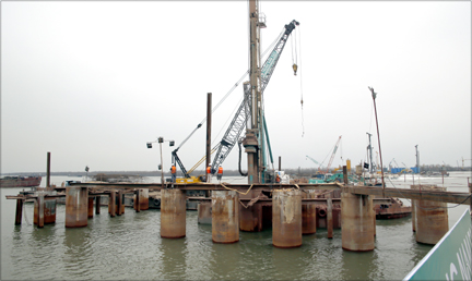 Công trình xây dựng cầu Bạch Đằng đang khẩn trương thực hiện kịp tiến độ đề ra