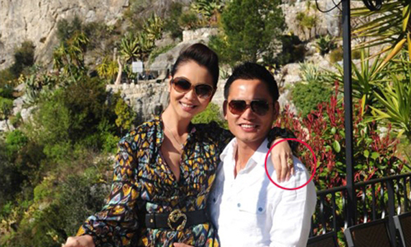 
Jennifer Phạm cũng được bạn trai doanh nhân cầu hôn vô cùng ngọt ngào giữa biển xanh và nắng vàng.

