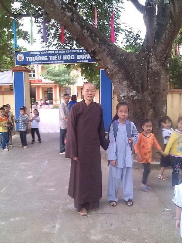 
Cháu Lan Hương được nhà chùa tiếp tục cho đi học
