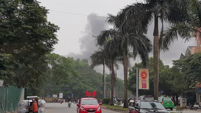 
Từ phía đường Nguyễn Khuyến (Hà Đông), người dân đã phát hiện khói lớn bốc ra từ phía chợ Xanh.
