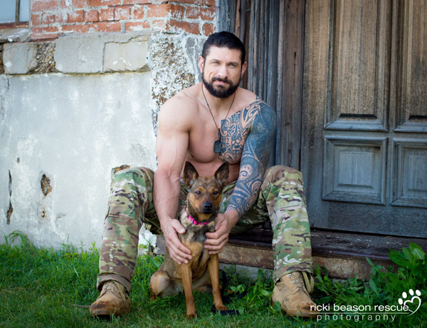 
Và tôn vinh những người lính, những anh hùng đời thường, họ không chỉ bảo vệ con người mà còn bảo vệ cả những chú chó nhỏ.
