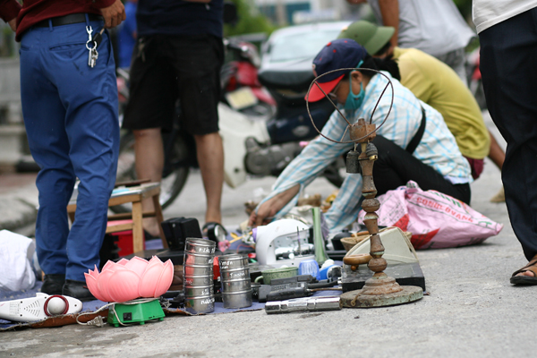 
Nhiều mặt hàng được bày bán mà không ai hiểu đấy là vật gì.
