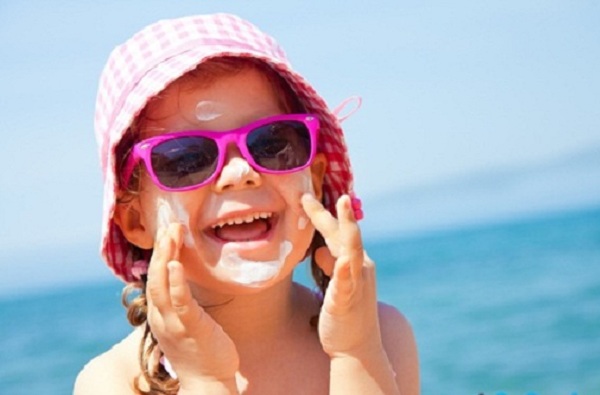 
Kính râm, mũ rộng vành là thứ cần thiết cho trẻ khi đi trời nắng. Ảnh minh họa
