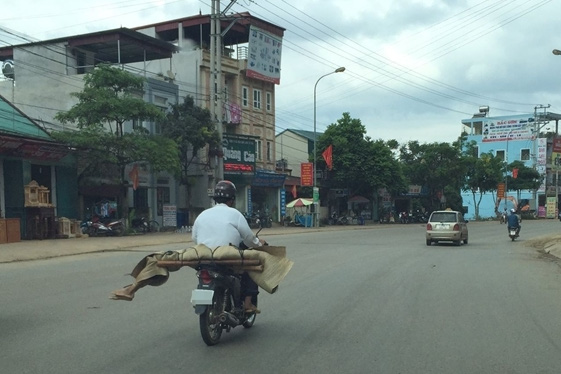 
HÌnh ảnh chở xác bằng xe máy được ghi lại taị TP Sơn La, tỉnh Sơn La. Ảnh tư liệu
