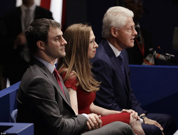 
Gia đình bà Hillary Clinton thể hiện thần thái tự tin và thoải mái. Ảnh: Dailymail
