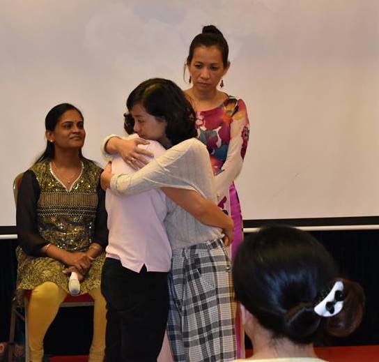 
Dr. Lakshmi Gontu Venkata - chuyên gia trị liệu hàn gắn và chữa lành của Ấn Độ đã hàn gắn thành công nhiều nỗi đau đớn của mẹ và con gái trong lớp học Chữa lành và hàn gắn. Ảnh: PSSA Viet Nam.
