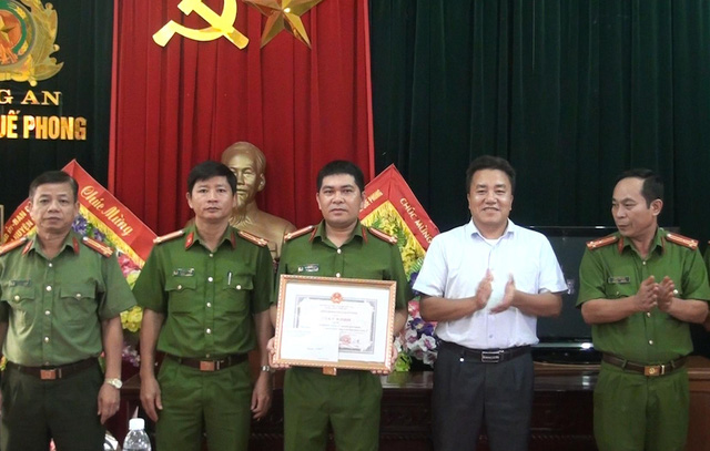 
Ông Lê Văn Giáp- chủ tịch UBND huyện Quế Phong tặng bằng khen cho ban chuyên án. Ảnh: CTV
