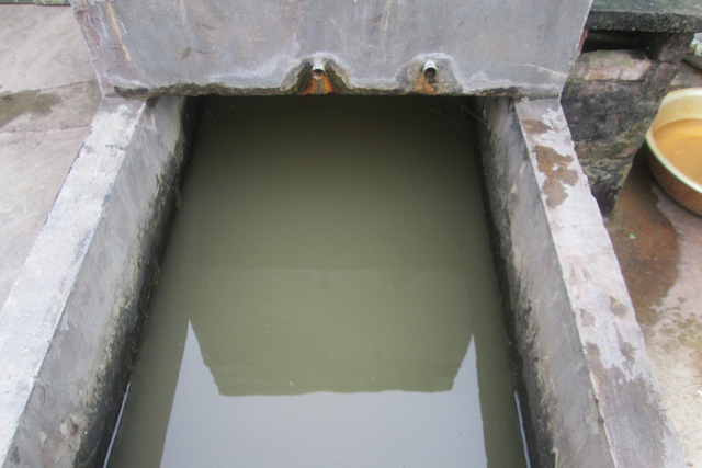 Nước trong bể lọc nhà dân vẫn còn vẩn đục như múc dưới ao lên. Ảnh: Sơn Nguyễn