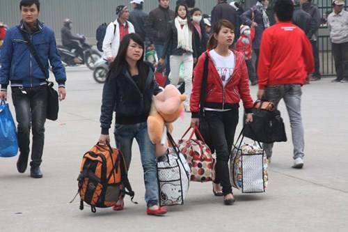 Nhiều sinh viên nghỉ Tết Nguyên đán 2016 sớm đã vội vàng ra bến xe để về quê. Ảnh: Xuân Trung
