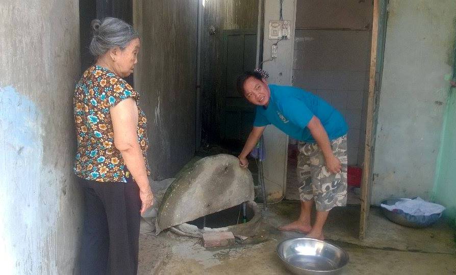 Anh Lê Xuân Thiện (xã Lâm Xa) bên giếng bị ô nhiễm của gia đình.