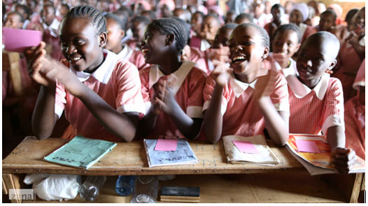 Nụ cười trẻ em gái vị thành niên Kenya (Nguồn: The Huffington Post).