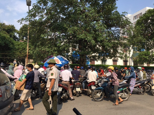 
Từ ngày 1/10/2016, Bệnh viện Bạch Mai sẽ không trông giữ được xe máy của khách và bệnh nhân đến thăm khám tại đây cho đến khi hai công trình mới được xây dựng xong. Ảnh: PV
