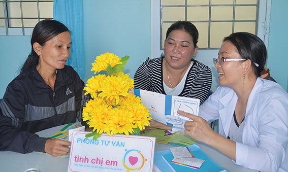 Ðược triển khai thực hiện từ năm 2014, phòng tư vấn mang tên “Tình chị em” tại các trạm y tế xã, phòng khám trên địa bàn tỉnh Cà Mau đã phát huy hiệu quả tích cực. Ảnh: P.V