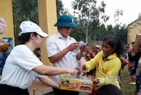 Các đoàn thiện nguyện trao quà cứu trợ cho bà con vùng ngập lũ tại xã Trường Xuân, huyện Quảng Ninh, tỉnh Quảng Bình. Ảnh:TTX