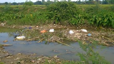 Sông Nhơm chạy qua địa phận xã Trung Chính (huyện Nông Cống, Thanh Hóa) đang bị ô nhiễm. Ảnh: N.Hưng