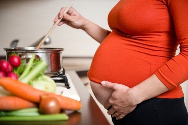 Trong thời kỳ mang thai, phụ nữ không nên ăn chay vì dễ dẫn đến suy dinh dưỡng bào thai. Ảnh minh họa