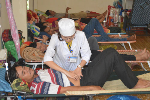 
Bệnh nhân đang được điều trị sốt xuất huyết tại Bệnh viện Đa khoa tỉnh Đắk Lắk. Ảnh: Cao Nguyên
