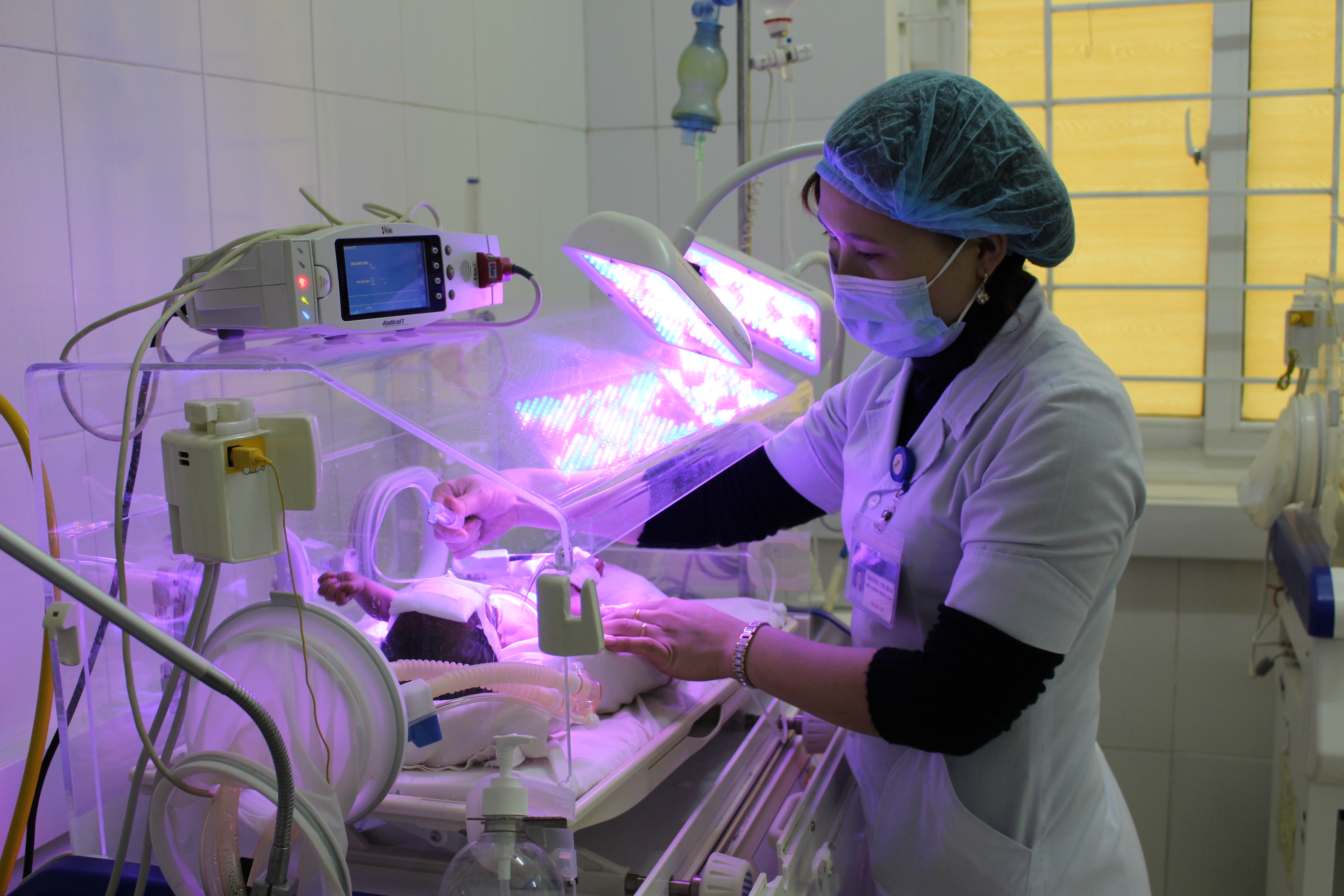 Chăm sóc cho trẻ sơ sinh sau bơm sulfantial - một kỹ thuật cao mà Bệnh viện Phụ sản Trung ương đã chuyển giao cho Bệnh viện Đa khoa Hà Tĩnh.