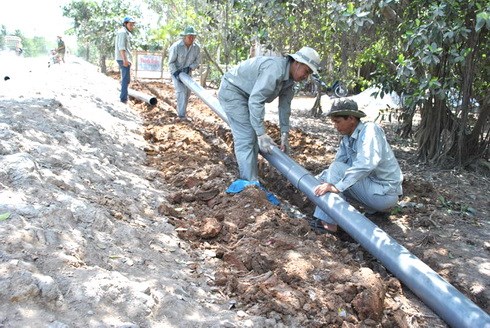 Tỉnh đã trích nguồn ngân sách địa phương để xây dựng đường ống dẫn nước sạch cho người dân. Ảnh: T.L