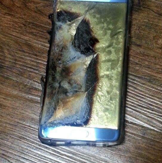 
Hình ảnh chiếc Galaxy Note 7 phát nổ khi đang sạc được đăng tải trên mạng. Ảnh: TL
