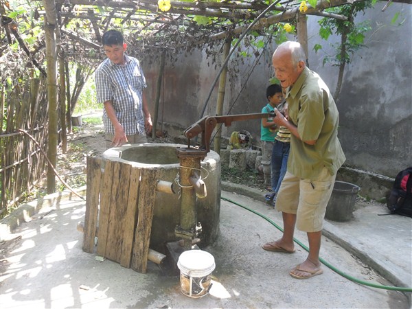 Giếng nước của gia đình ông Đàm Văn Đính bị cạn nước từ nhiều tháng. Ảnh: P.O