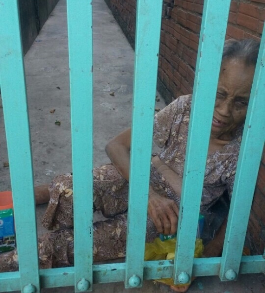 Cụ bà Thái Thị Nhàn bị khóa cửa nhốt trong nhà.