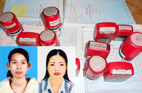 C&aacute;c đối tượng B&ugrave;i Thị B&iacute;ch Li&ecirc;n, Nguyễn Thị Lan c&ugrave;ng một số tang vật.