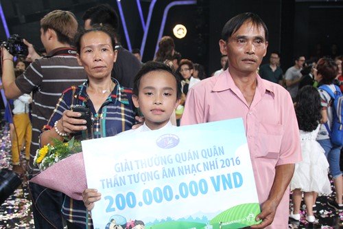 Quán quân Vietnam Idol Kids Hồ Văn Cường bên bố mẹ. Ảnh: TL