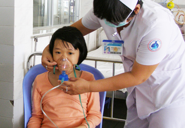 Phụ huynh khi dùng loại máy xông mũi cần theo chỉ định của bác sĩ để tránh gây hại cho trẻ. Ảnh: T.L