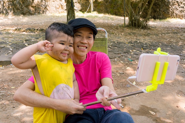 Bé Ku Tin và nghệ sĩ hài Hoài Linh. Ảnh: TL