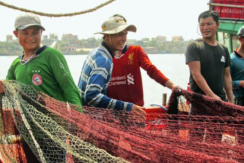 Ngư dân xã Bảo Ninh (TP Đồng Hới, Quảng Bình) chuẩn bị lưới để tiếp tục ra khơi. Ảnh: L.G