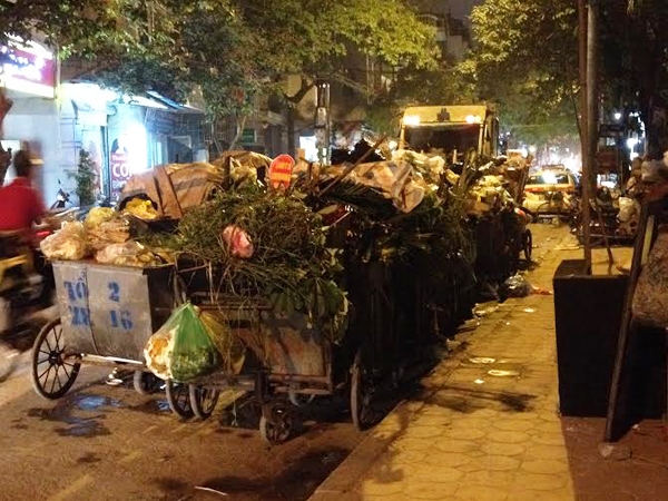 Điểm tập kết rác trên phố Hoàng Văn Thái gây bức xúc dư luận.