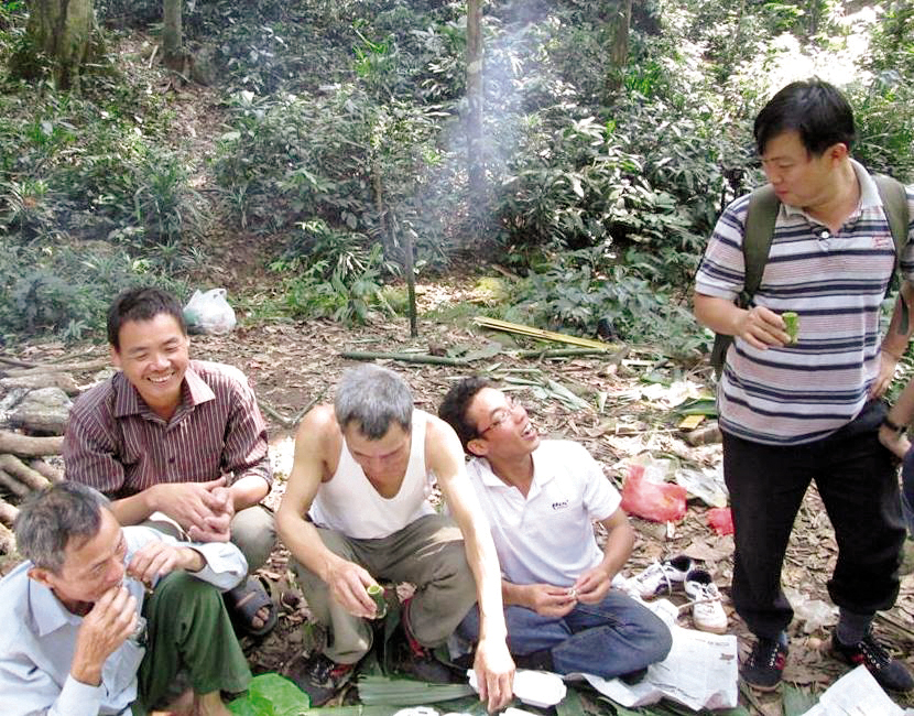 Người dân nghỉ ngơi, ăn dọc đường trong hành trình lên núi tìm “thảo dược”. Ảnh: Nhật Tân