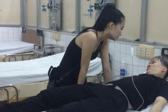 Theo tiết lộ của cô gái trong bức ảnh (trái): Bức ảnh được cho là Mai Thái Anh nằm viện vì tự tử thực chất là do anh bị ngất xỉu sau khi cả nhóm đi ăn nhậu. Ảnh: TL