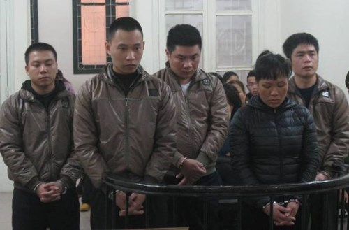 Nguyễn Thị Giang và các đồng phạm trước tòa. Ảnh: V.Hải